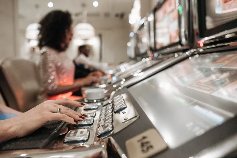 Hot Streaks and Cold Realities: What Variance Actually Means for Your Casino Sessions